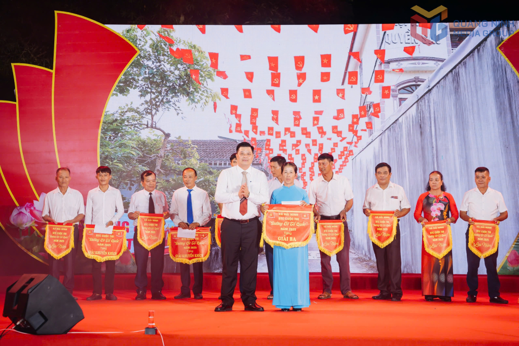 Lãnh đạo xã Hải Ninh trao giải cho các đội thi