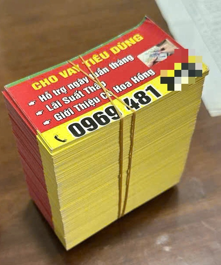 Mẫu quảng cáo cho vay chèn công an hiệu giả mạo (trái) và tờ rơi cho vay do Công an TP.HCM thu giữ - Ảnh: Công an TP.HCM
