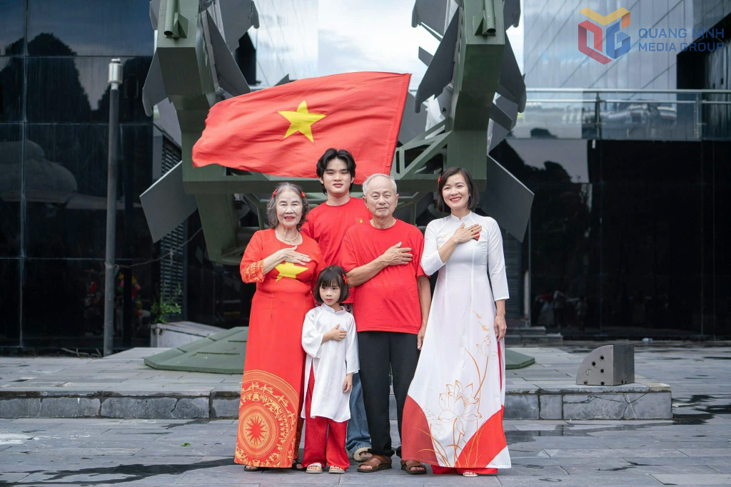 Gia đình ông Hồ Đức Dung chụp ảnh tại Bảo tàng Quảng Ninh, lưu lại khoảnh khắc trong dịp kỷ niệm 80 năm Ngày Quốc khánh.