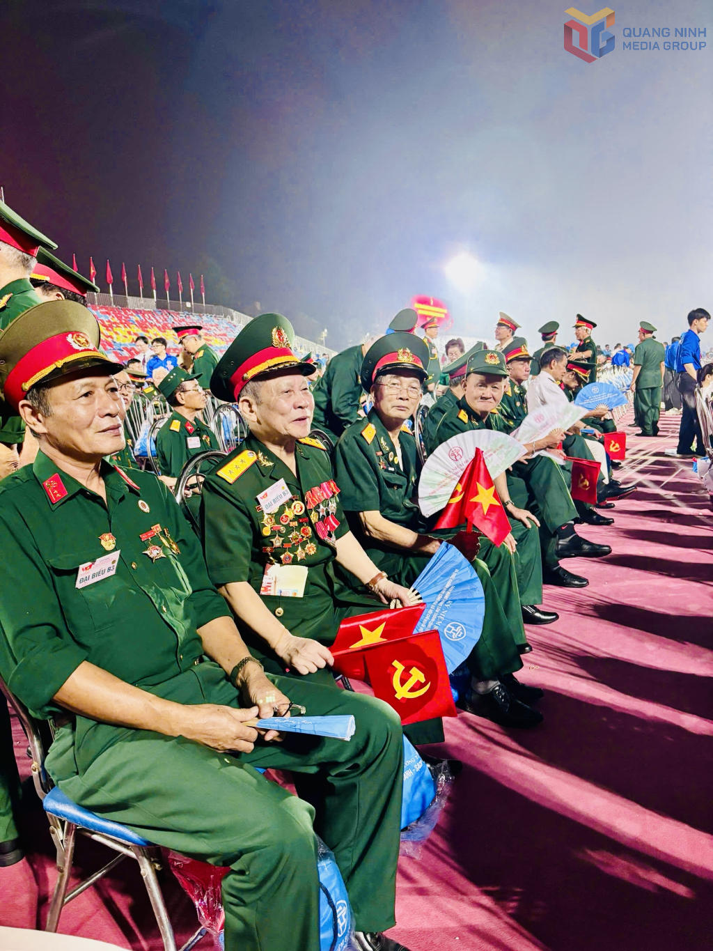 Cựu chiến binh Phạm Ngọc Sơn (thứ 2 từ trái qua) tham dự đoàn người có công của tỉnh về Thủ đô tham dự Lễ kỷ niệm.