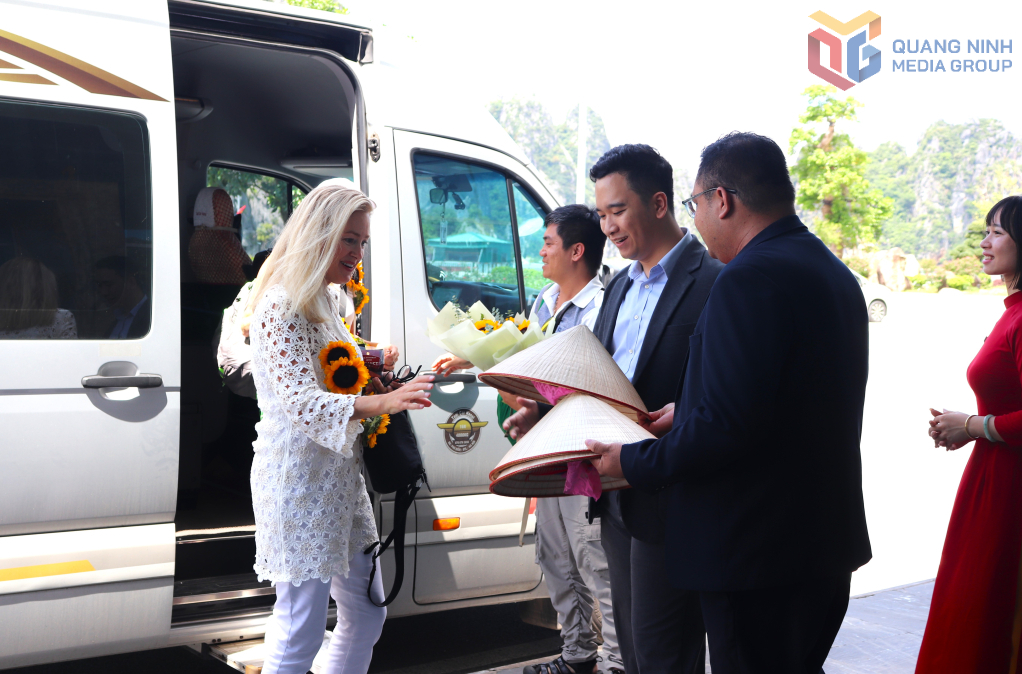 Đoàn được chào đón nồng hậu tại Bến cảng quốc tế Ao Tiên.