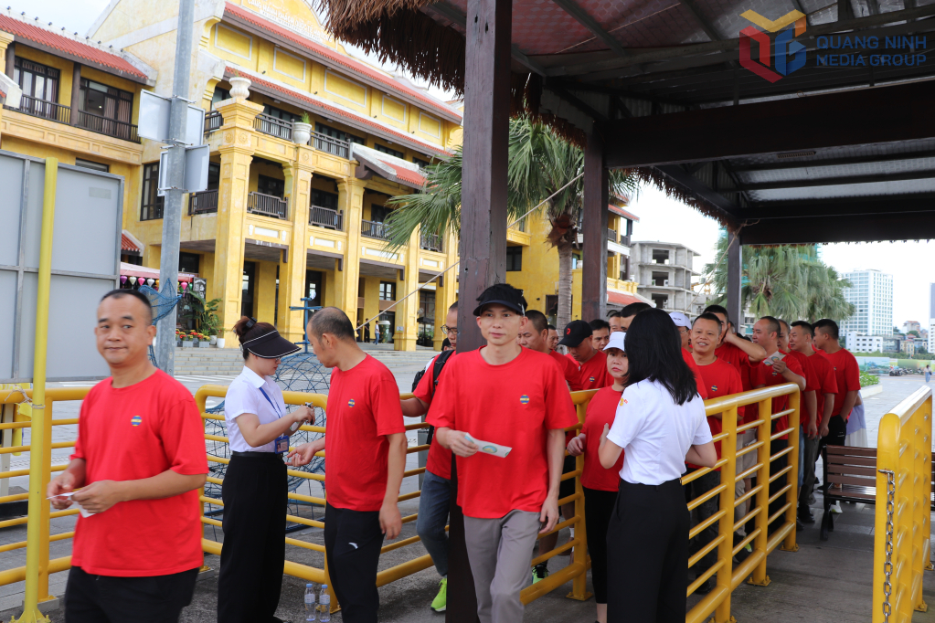 Khách du lịch háo hức tham quan Vịnh Hạ Long. 