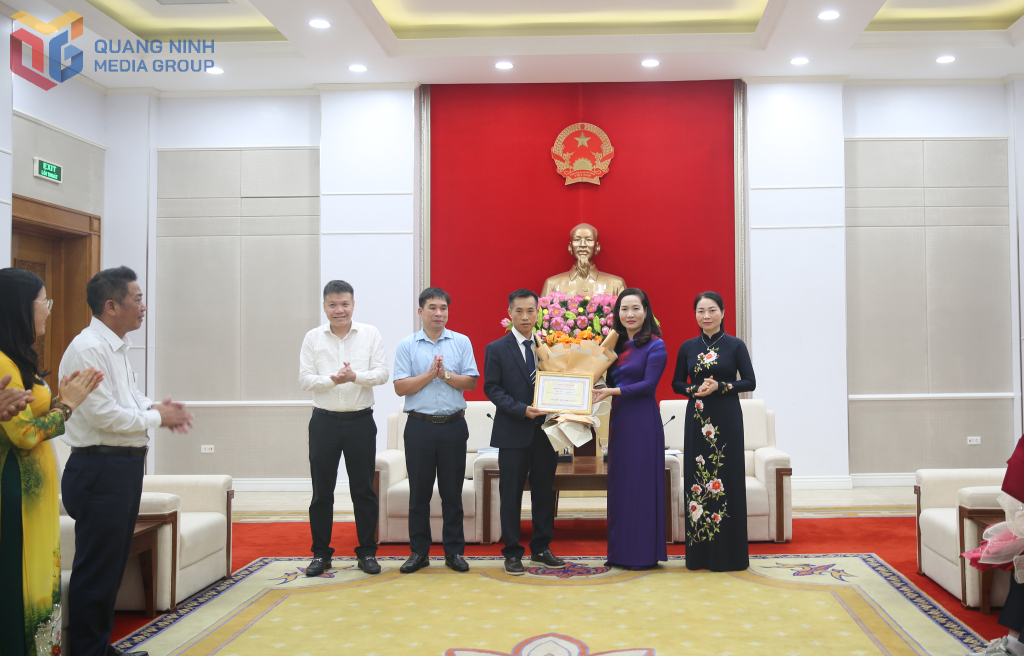 Đồng chí Nguyễn Thị Hạnh, Phó Chủ tịch UBND tỉnh, khen thưởng thầy giáo Hà Đại Tôn, giáo viên phụ trách đội tuyển học sinh giỏi môn Tin học năm 2025. Ảnh: Minh Đức
