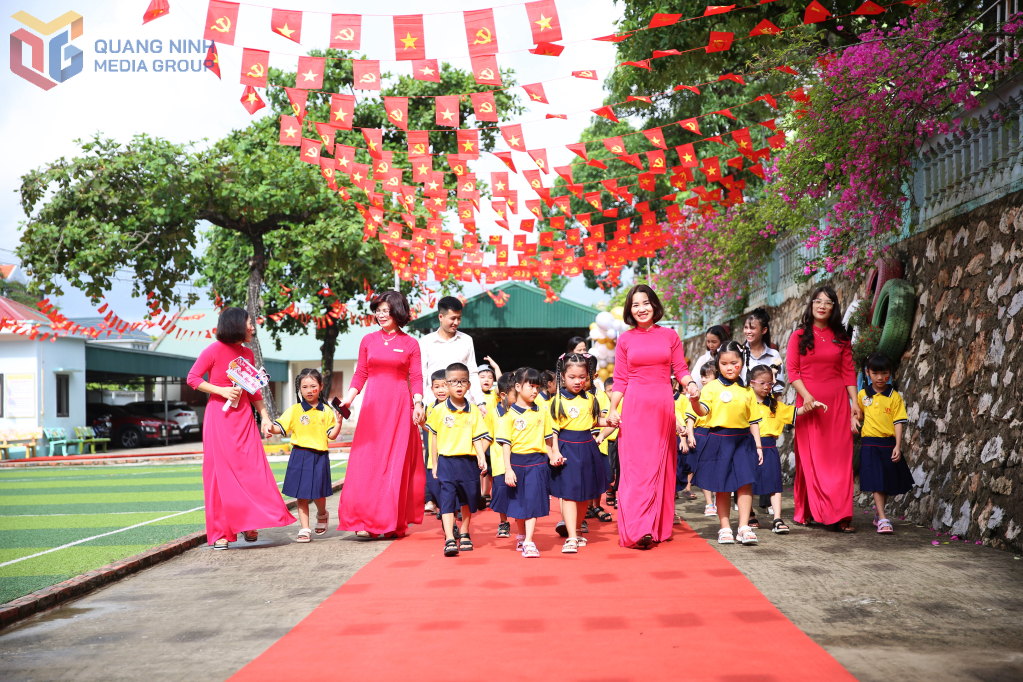 Các cô giáo Trường tiểu học Phương Đông B (phường Yên Tử) dẫn các em học sinh lớp 1 đi tham quan, làm quen trong khuôn viên nhà trường trong ngày tựu trường 22/8/2025. Ảnh: Minh Đức