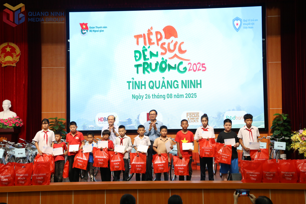 Hội Bảo trợ NKT&TMC tỉnh phối hợp với Quỹ Vì Trẻ em khuyết tật Việt Nam và các nhà hảo tâm tổ chức trao tặng học bổng cho học sinh khuyết tật, mồ côi và học sinh có hoàn cảnh khó khăn trên địa bàn tỉnh trước thềm năm học mới 2025-2026. Ảnh: Hữu Việt