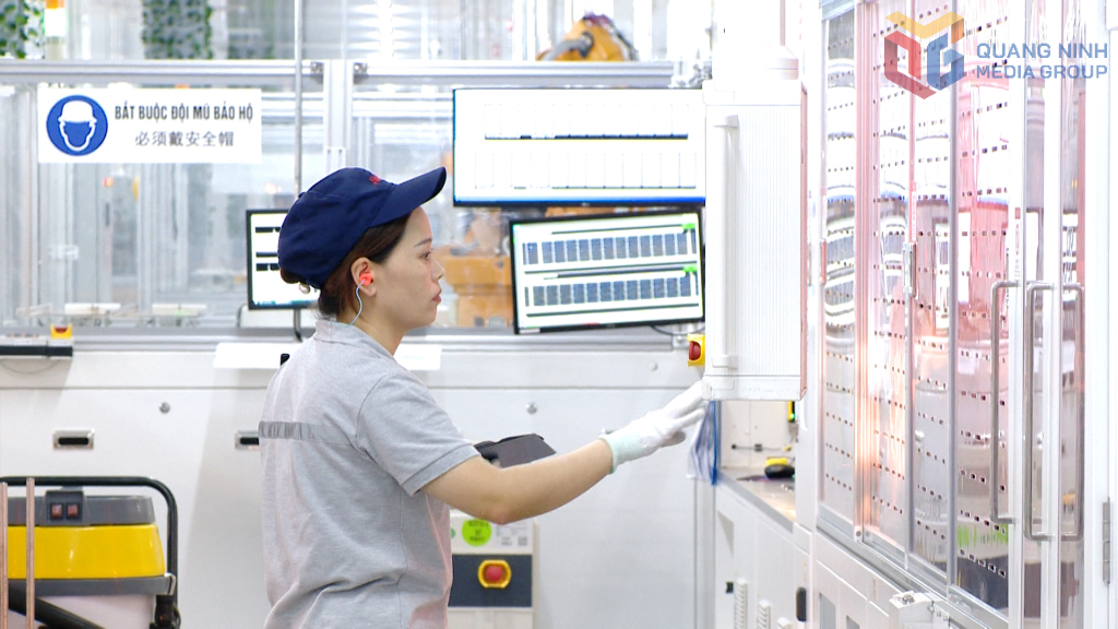 Công nhân làm việc tại Công ty TNHH Công nghiệp JINKO SOLAR (KCN Sông Khoai)