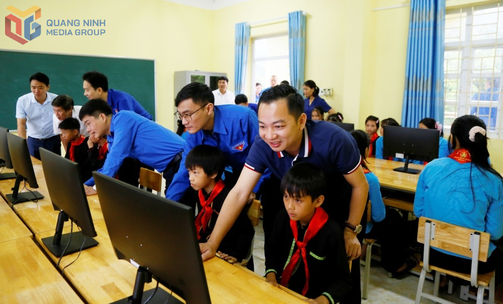 Đoàn Thanh niên Đài Truyền hình Việt Nam phối hợp với Tỉnh Đoàn Quảng Ninh, Đoàn Thanh niên Tập đoàn Công nghiệp Than - Khoáng sản Việt Nam trao tặng