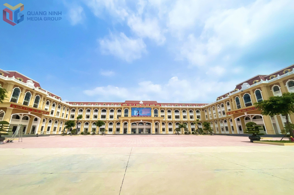 Trường THCS Quảng Hà khang trang, hiện đại. Ảnh: Hữu Việt