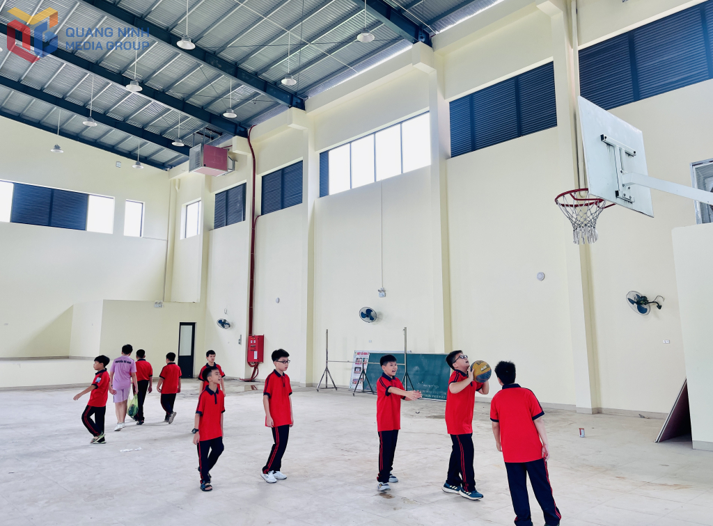 Nhà đa năng hiện đại tại Trường THCS Trọng Điểm. Ảnh: Hoàng Nga