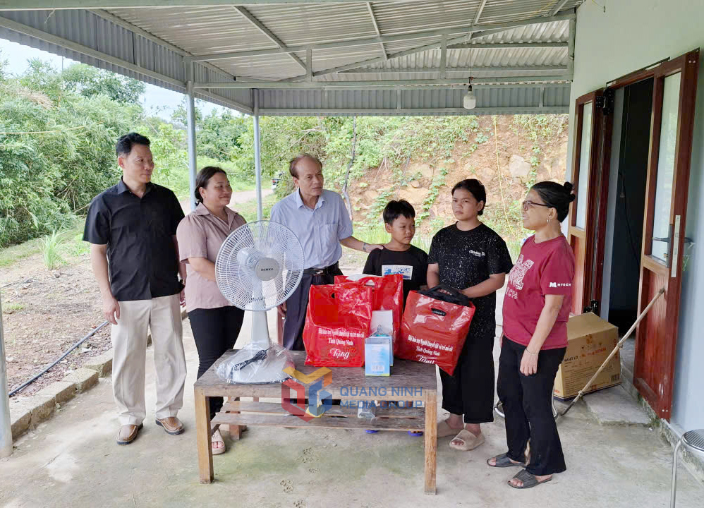 Chú thích Ảnh 1: Lãnh đạo Hội Bảo trợ NKT-TMC tỉnh tặng quà hỗ trợ cho hai chị em người dân tộc Dao ở thôn Đài Van (đặc khu Vân Đồn) có bố mất, mẹ bỏ đi, ở với bà nội (tháng 8/2025)