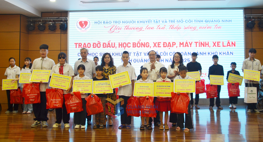 Quỹ Bảo trợ NKT&TMC tỉnh trao quà của Quỹ Vì Trẻ em khuyết tật Việt Nam cho 32 học sinh khuyết tật vượt khó vươn lên tại các xã, phường: Móng Cái 2, Móng Cái 3, Hải Sơn, Quảng Tân, Đầm Hà, Đường Hoa, Quảng Hà, Quảng Đức, Cái Chiên (tháng 8/2025)