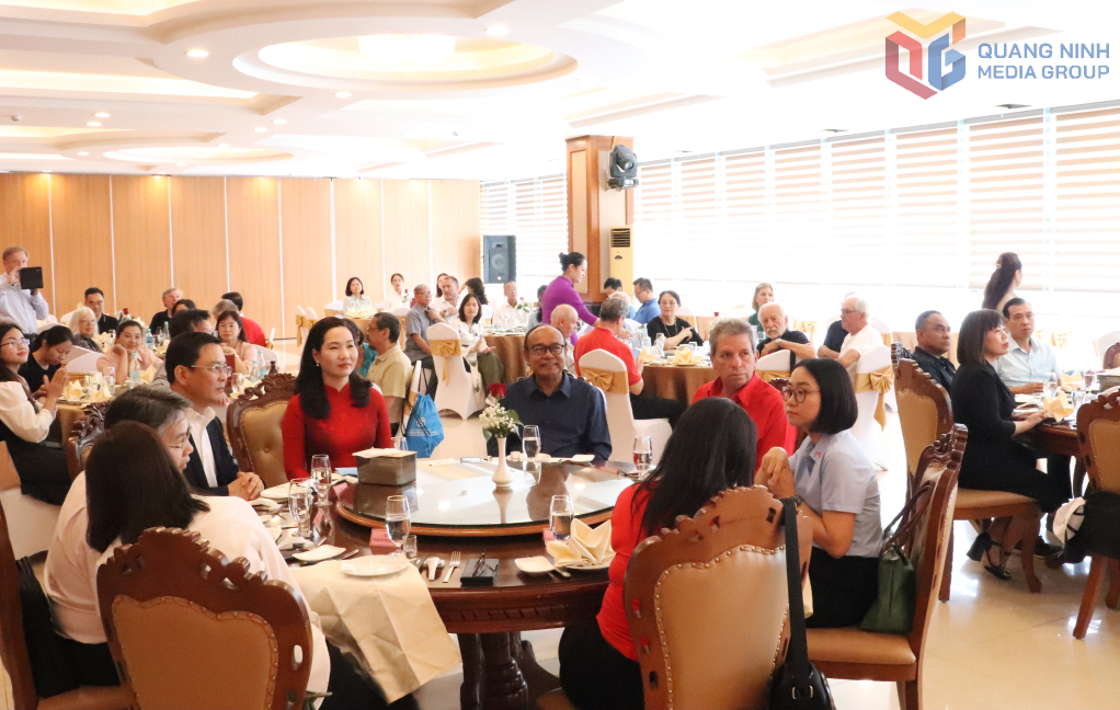 Quang cảnh buổi tiếp xã giao.
