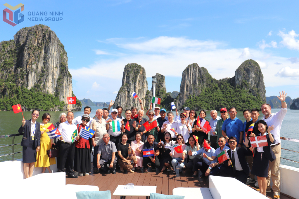 Đoàn đại biểu tham quan Vịnh Hạ Long.