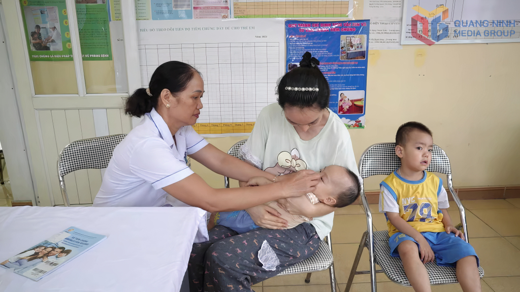 Trạm Y tế Hà Phong (phường Hà Tu) cho trẻ uống bổ sung vitamin A.