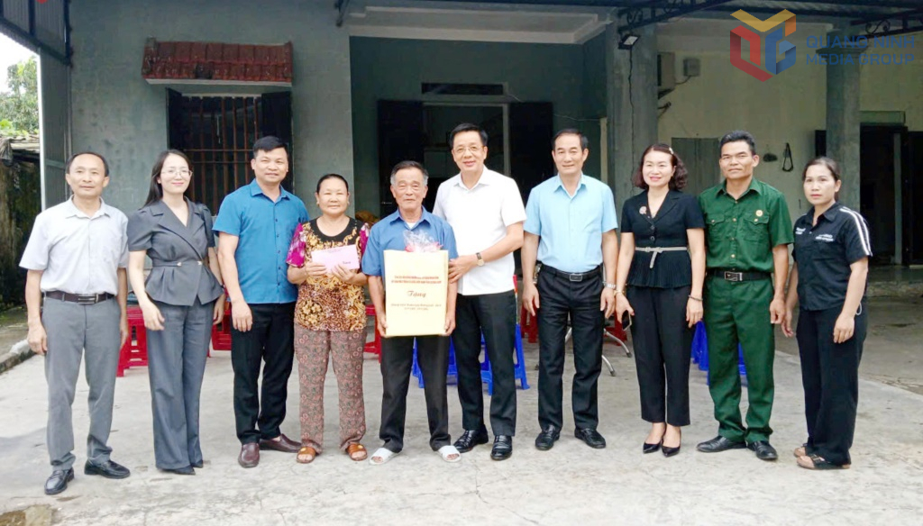 Chủ tịch Ủy ban MTTQ tỉnh Nguyễn Văn Hồi thăm, tặng quà gia đình ông Lê Thành Tô, 77 tuổi, nạn nhân chất độc da cam/dioxin, xã Đông Ngũ tháng 7/2025. Ảnh Mai Hương.