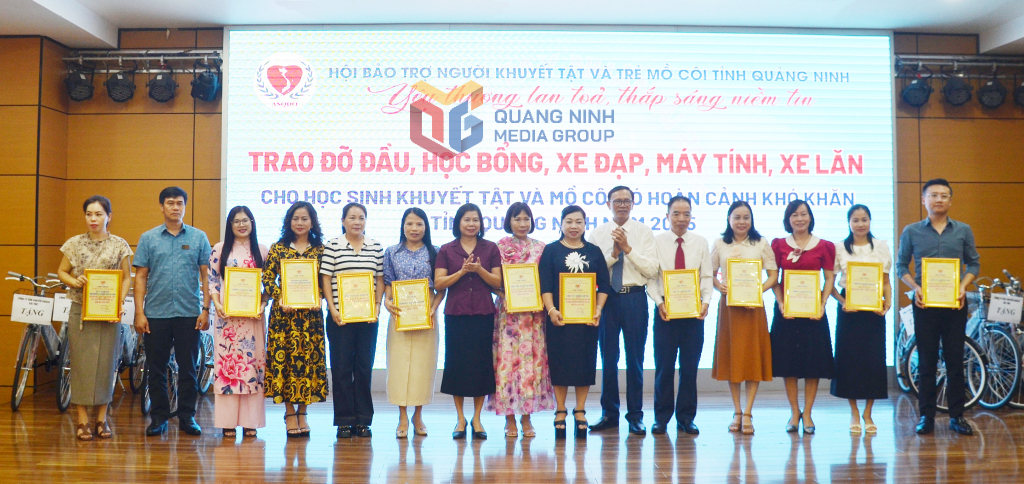 Hội Bảo trợ NKT-TMC tỉnh trao bảng ghi nhận tấm lòng nhân ái của các cơ quan, đơn vị, doanh nghiệp có tấm lòng nhân ái hỗ trợ người khuyết tật, trẻ mồ côi hoàn cảnh khó khăn tháng 8/2025.