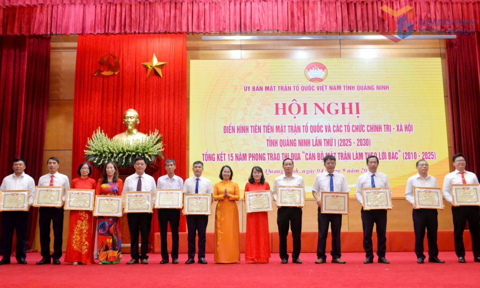 Đồng chí Trịnh Thị Minh Thanh, Phó Bí thư Thường trực Tỉnh ủy, Chủ tịch HĐND tỉnh, tặng Băng khen của Ủy ban MTTQ tỉnh cho tập thể có thành tích xuất sắc.
