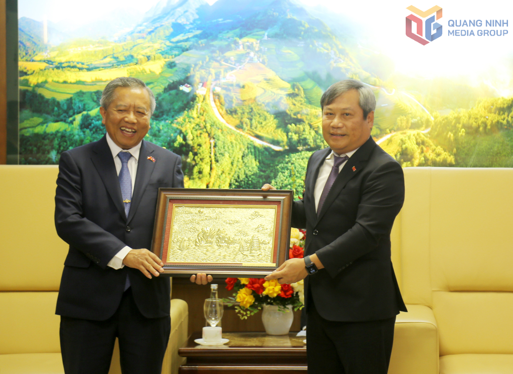 Đồng chí Vũ Đại Thắng, Ủy viên Trung ương Đảng, Bí thư Tỉnh ủy, Trưởng Đoàn ĐBQH tỉnh tặng quà lưu niệm cho Bộ trưởng Bộ Công nghệ và Truyền thông, Chủ tịch Trung ương Hội Hữu nghị Lào - Việt Nam và đoàn công tác.