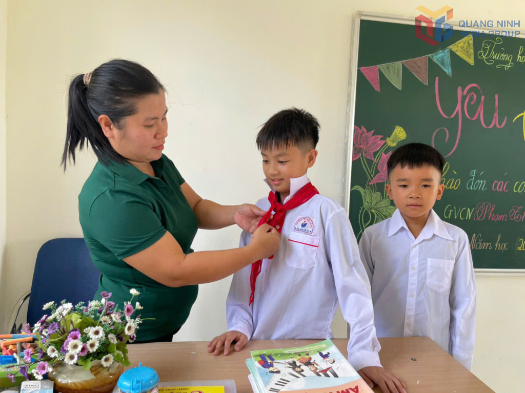 Cô Trần Thị Mai Linh chuẩn bị đồng phục cho con trai dự lễ khai giảng cùng các bạn.