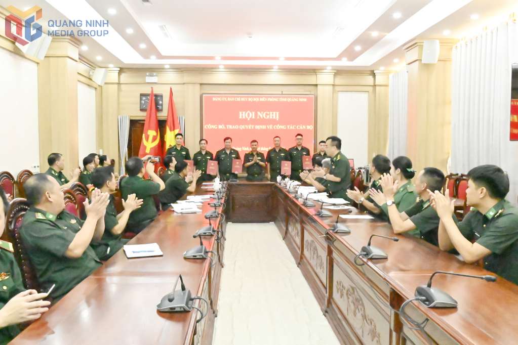  Đại tá Nguyễn Quang Hòa, Chỉ huy trưởng BĐBP tỉnh trao quyết định nâng Quân hàm nâng lương trước niên hạn cho các đồng chí sĩ quan.