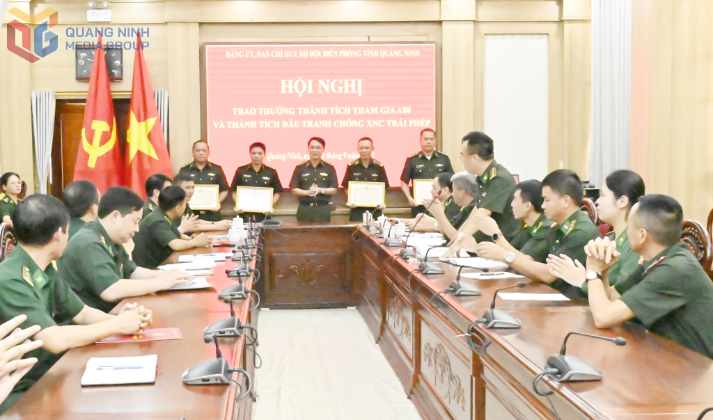 Đại tá Vũ Văn Hưng, Chính ủy BĐBP tỉnh trao giấy khen cho lực lượng triệt phá đường dây đưa người XNC trái phép.
