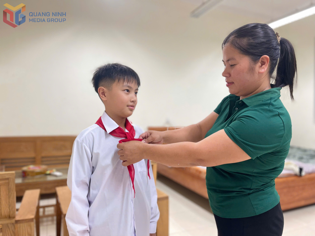 ô giáo Lê Thị Mai Linh chuẩn bị trang phục cho con trước lễ khai giảng, khoảnh khắc giản dị nhưng đầy ấm áp tình nơi đảo tiền tiêu.