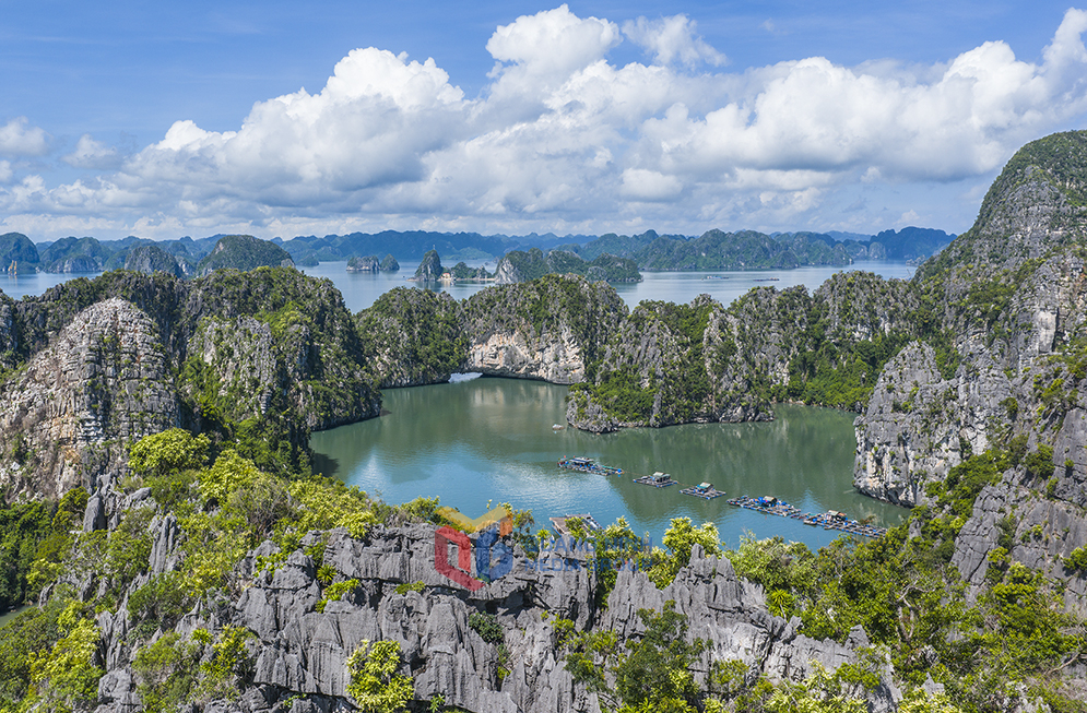 Vẻ đẹp huyền ảo của những dãy núi đá vôi sừng sững giữa lòng vịnh, gợi cảm giác như lạc vào chốn thần tiên.