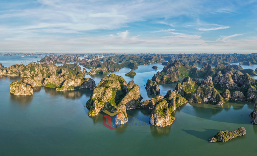 Ánh nắng chiều buông xuống khiến các khối núi đá như bừng tỉnh, sống động và đầy sức sống.
