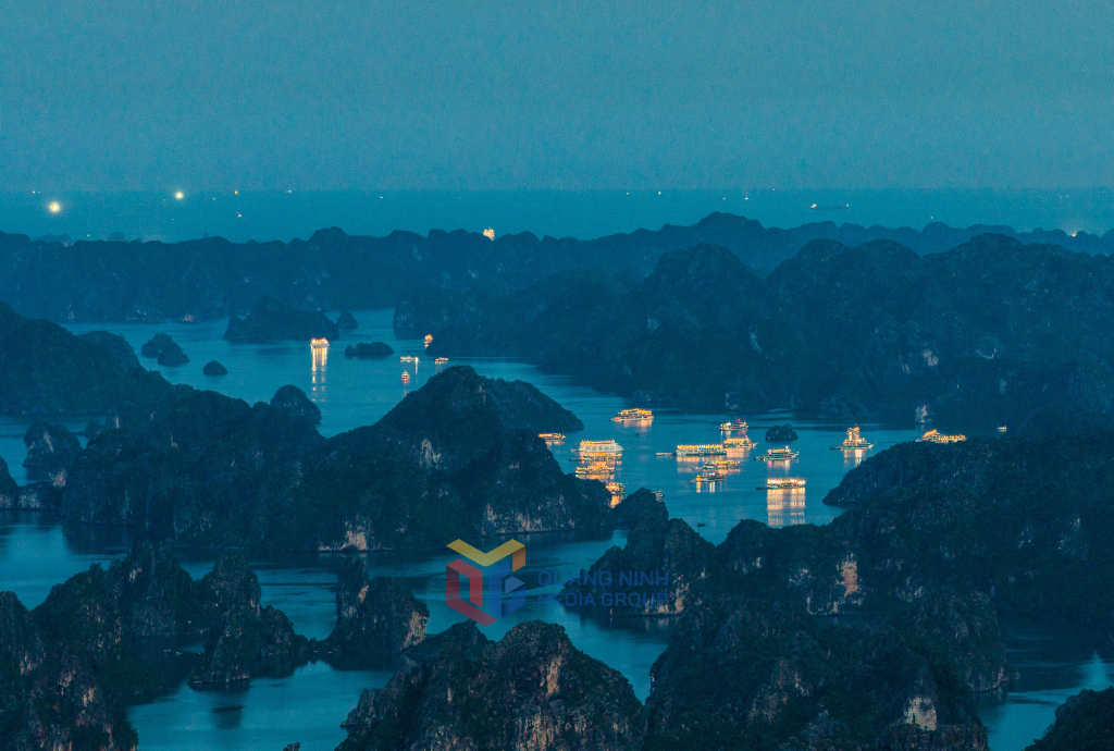 Khi đêm xuống, ánh đèn từ các tàu nghỉ đêm phản chiếu trên mặt nước, tạo nên khung cảnh như tranh thủy mặc đầy thi vị.