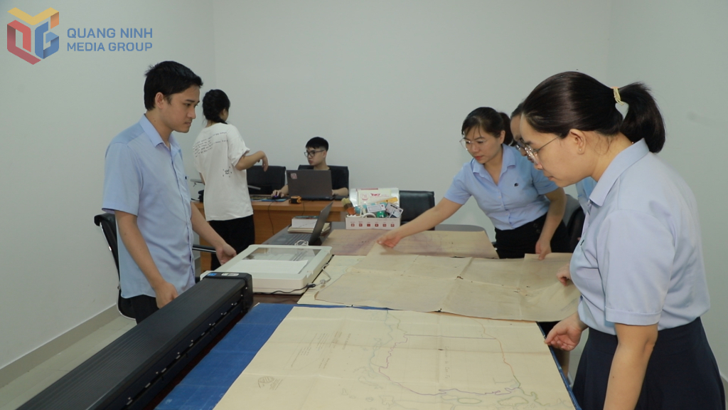 Nhân viên Bảo tàng Quảng Ninh số hoá tư liệu tiếng Pháp.