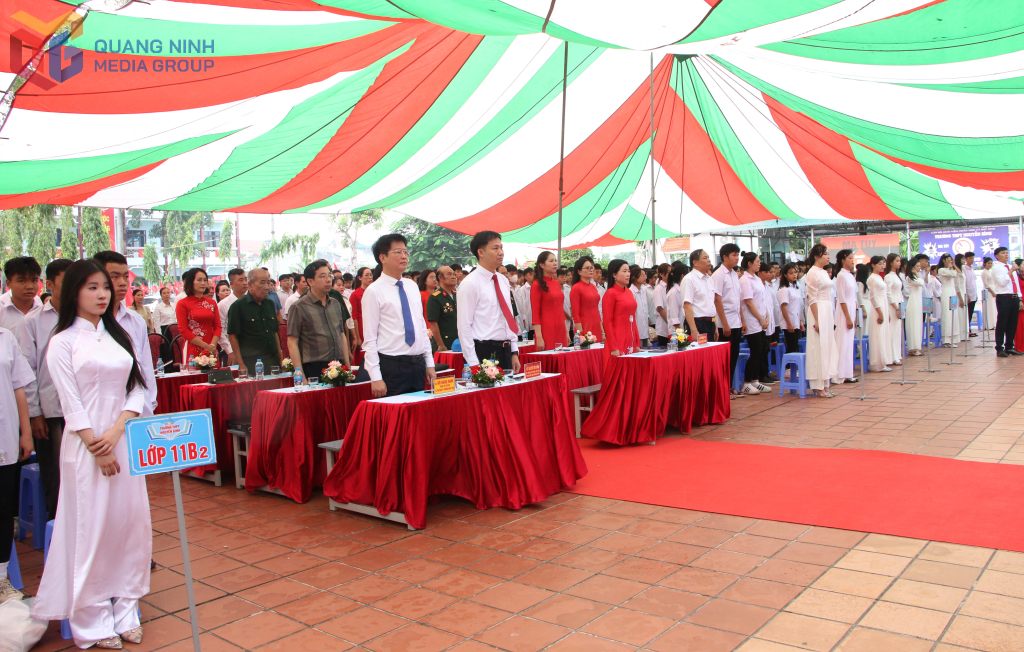 Các vị đại biểu, giáo viên và học sinh làm lễ chào cờ.