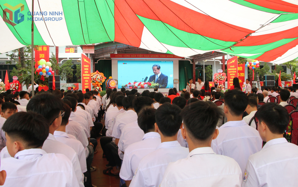 Các đại biểu, thầy cô giáo và học sinh dự lễ kỷ niệm ...