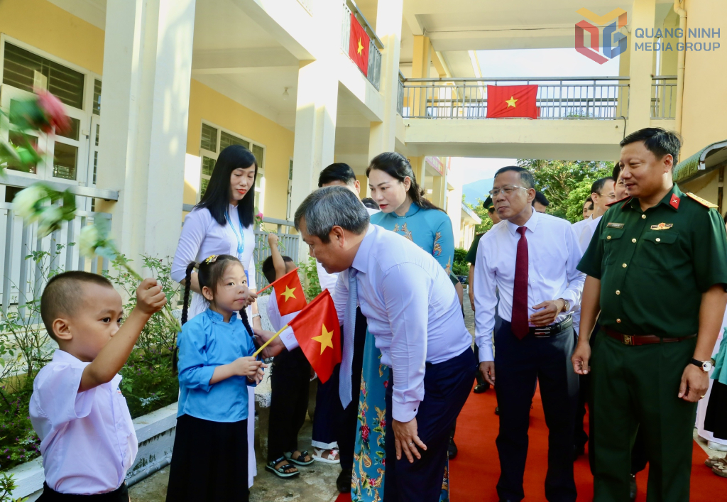 Đồng chí Vũ Đại Thắng, Bí thư Tỉnh ủy trò chuyện với các em học sinh Trường TH&THCS Hải Sơn.