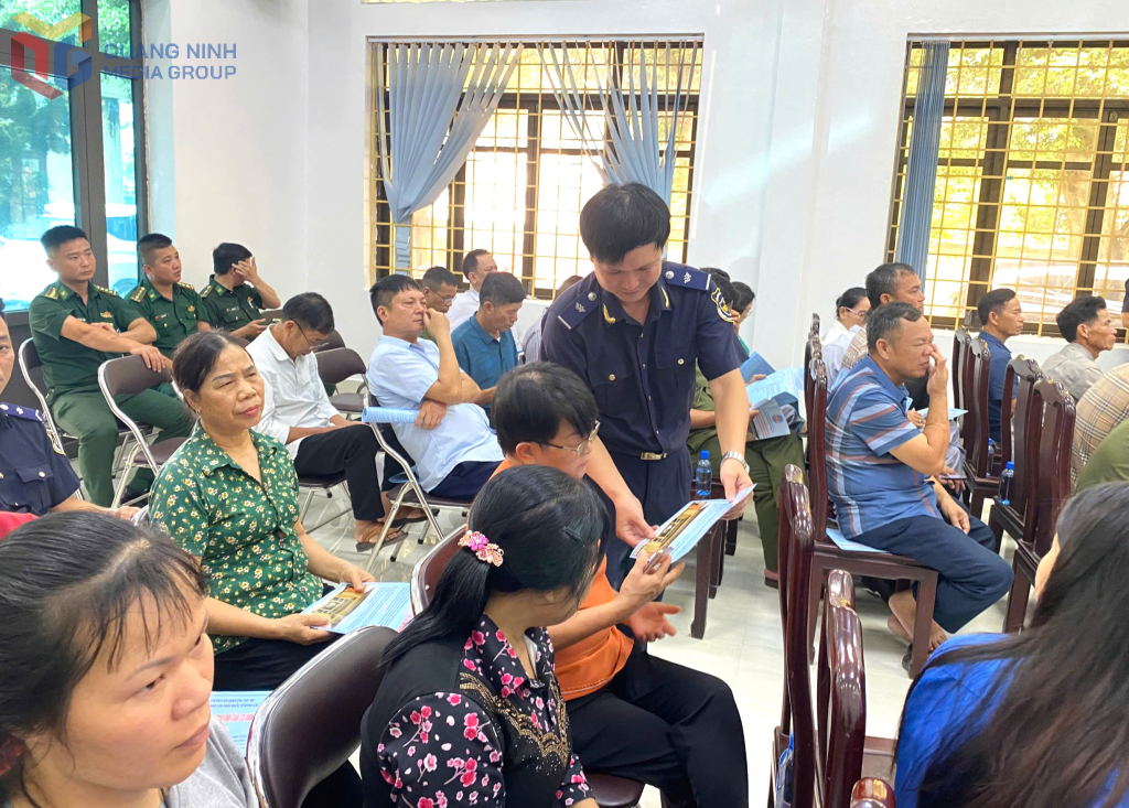 Hải quan cửa khẩu quốc tế Móng Cái tuyên truyền người dân công điện số 65/CĐ-TTg ngày 15/5/2025 của Thủ tướng Chính phủ về việc mở đợt cao điểm đấu tranh ngăn chặn, đẩy lùi tình trạng buôn lậu, gian lận thương mại...