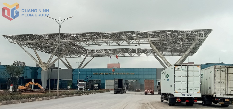 Hoạt động XNK tại Lối thông quan cầu Bắc Luân II (TP Móng Cái).