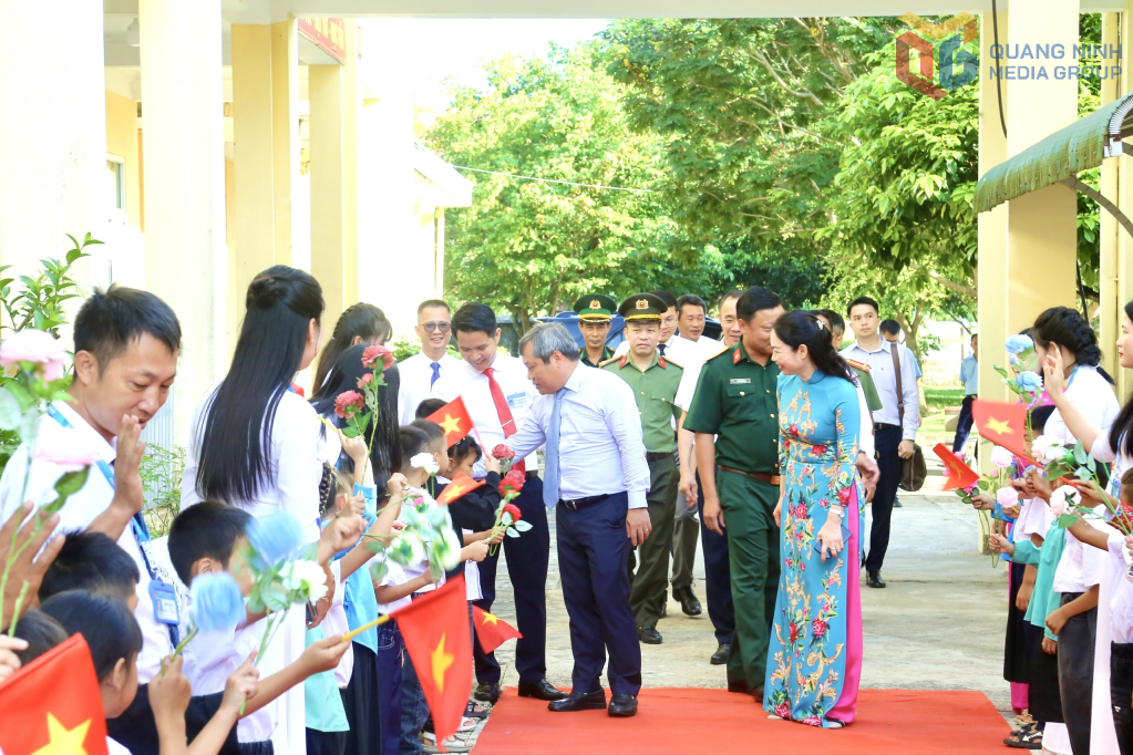 Thầy cô và học sinh Trường TH và THCS Hải Sơn (xã Hải Sơn) chào đón đồng chí Vũ Đại Thắng, Ủy viên Trung ương Đảng, Bí thư Tỉnh ủy, Trưởng Đoàn ĐBQH tỉnh đến dự lễ khai giảng của nhà trường.