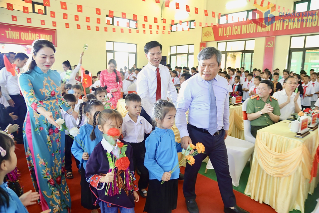 Đồng chí Bí thư Tỉnh ủy cùng các thầy cô nhà trường đón các em học sinh vào lớp 1.