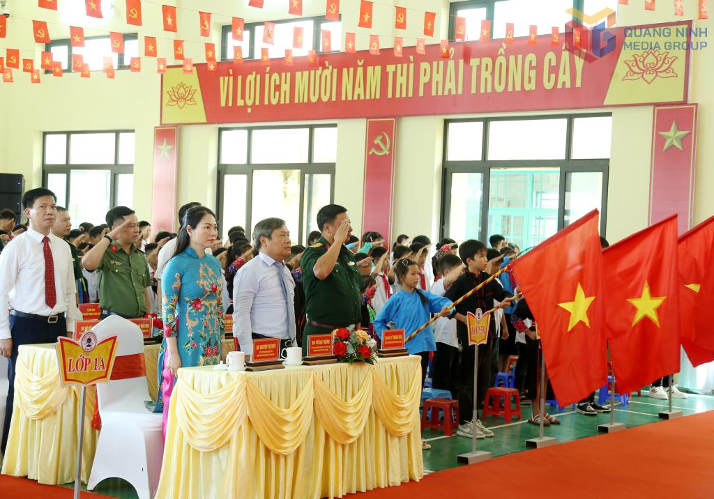 Đồng chí Vũ Đại Thắng, Ủy viên Trung ương Đảng, Bí thư Tỉnh ủy, Trưởng Đoàn ĐBQH tỉnh cùng các đại biểu, giáo viên, học sinh Trường TH&THCS Hải Sơn làm lễ chào cờ.