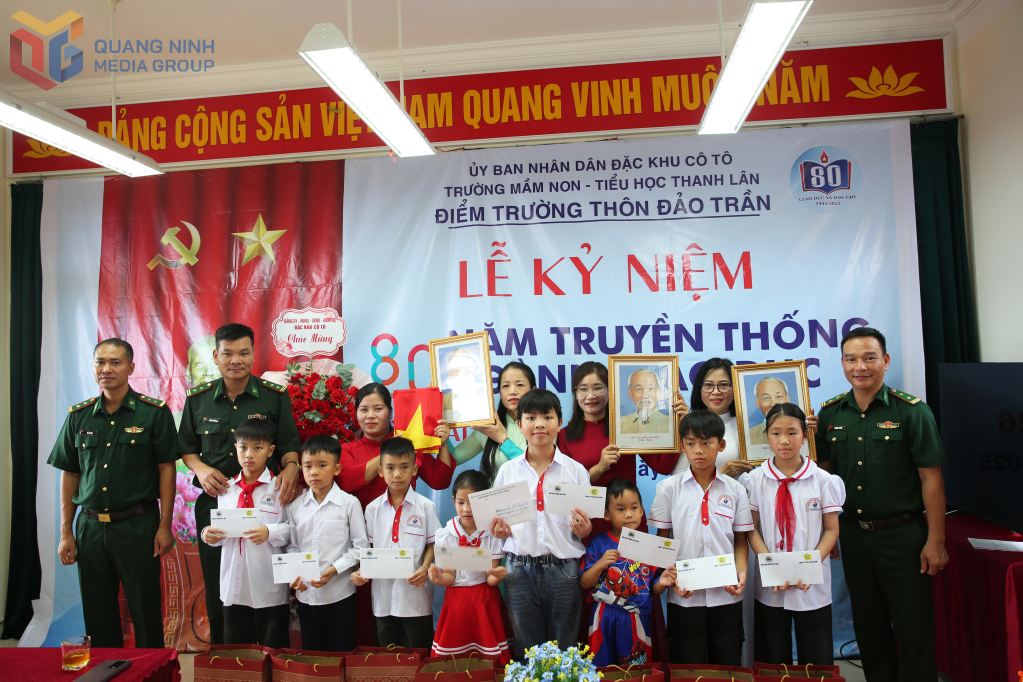 Nhân dịp khai giảng, các lực lượng vũ trang trên đảo Trần đã tặng hoa và quà, gửi gắm tình cảm, sự quan tâm, động viên tới cô, trò Trường Liên cấp Đảo Trần trong năm học mới.