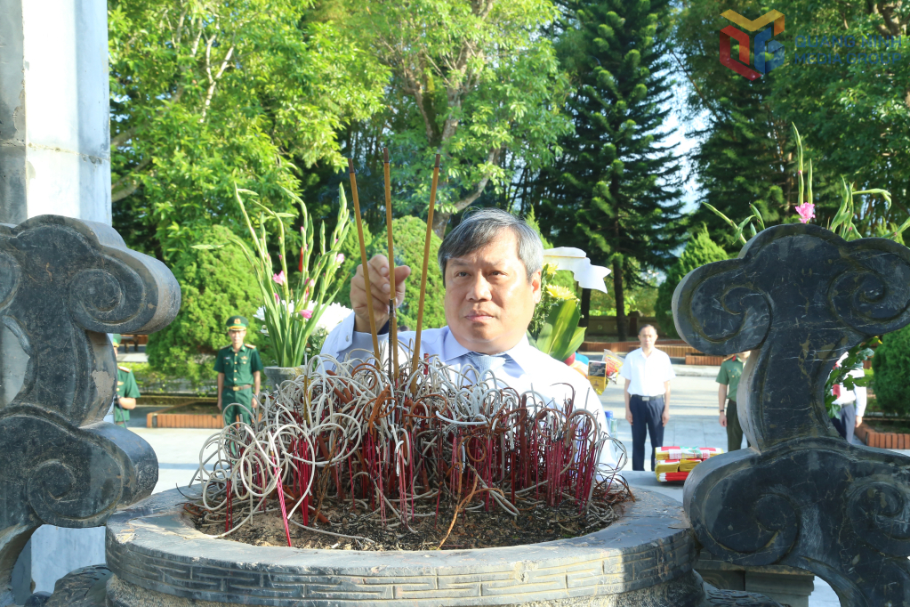 Đồng chí Vũ Đại Thắng, Ủy viên Trung ương Đảng, Bí thư Tỉnh ủy, Trưởng Đoàn ĐBQH tỉnh cùng đoàn đại biểu đã đến dâng hương, tri ân các anh hùng liệt sĩ tại Khu di tích lịch sử quốc gia Pò Hèn (xã Hải Sơn)