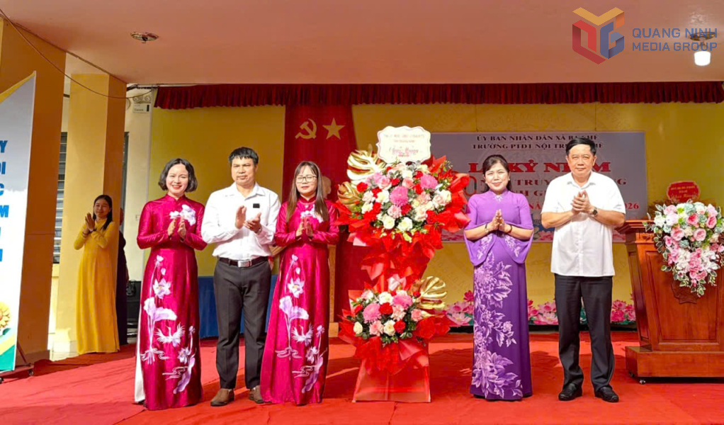 Phó trưởng đoàn ĐBQH tỉnh Nguyễn Thị Thu Hà và Giám đốc Sở Tư pháp Mai Vũ Tuấn tặng hoa chúc mừng thầy và trò Trường