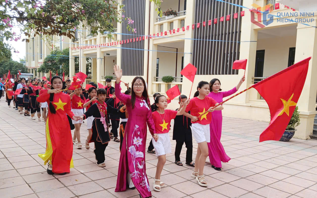 Cô và trò Trường PTDT Nội trú Ba Chẽ phấn khởi bước vào năm học mới. Ảnh: Bình Minh (CTV)