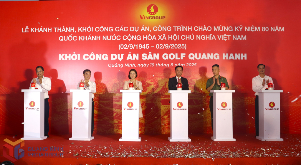 Các đại biểu bấm nút khởi công dự án sân golf Quang Hanh.