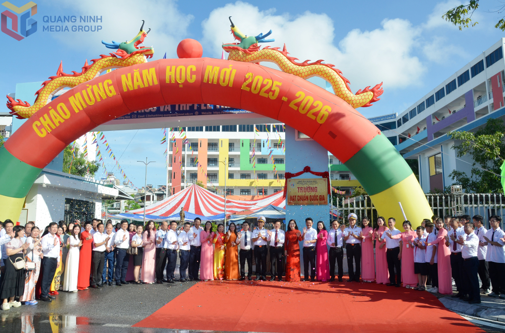 Các đại biểu cắt băng