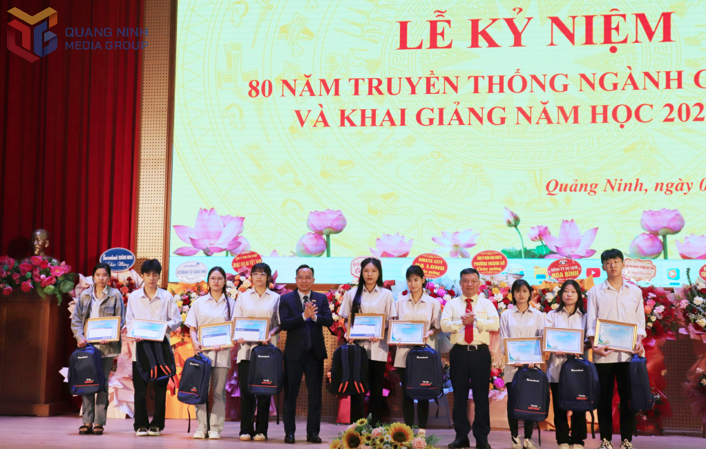 Lãnh đạo Sacombank chi nhánh Quảng Ninh trao tặng học bổng cho học sinh Trường Cao đẳng Việt - Hàn Quảng Ninh.