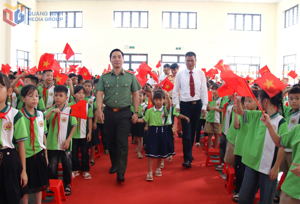 Thiếu tướng Trần Văn Phúc và Hiệu trưởng Nhà trường đưa học sinh lớp 1 vào dự lễ khai giảng.