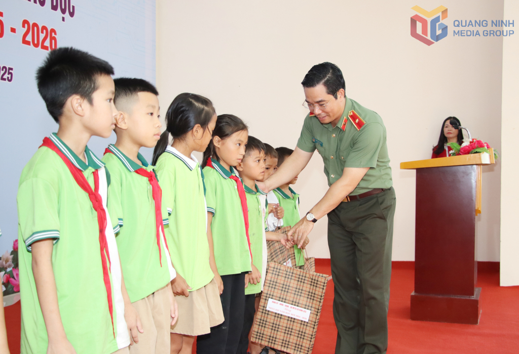 Thiếu tướng Trần Văn Phúc trao quà cho các học sinh có hoàn cảnh khó khăn.