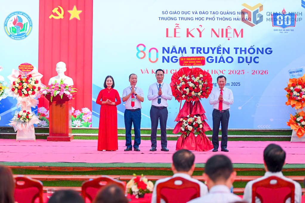 Đồng chí Cao Tường Huy, Ủy viên Ban Thường vụ Tỉnh ủy, Bí thư Đảng ủy, Chủ Tịch HĐND Đặc khu Vân Đồn tặng hoa thầy và trò trường THPT Hải Đảo