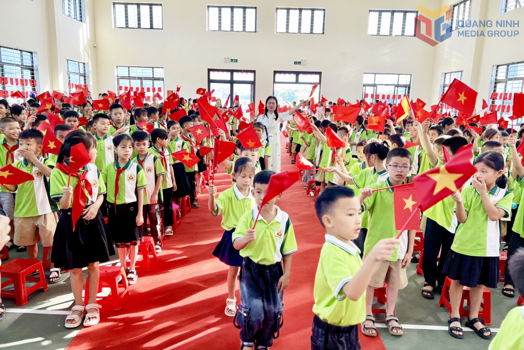 Không khí tưng bừng, rợp cờ đỏ trong lễ khai giảng.
