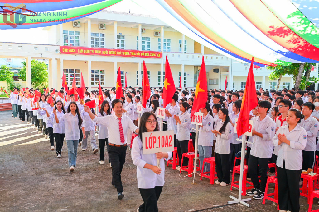 Đón chào 455 khối lớp 10 bước vào năm học mới 2025 - 2026